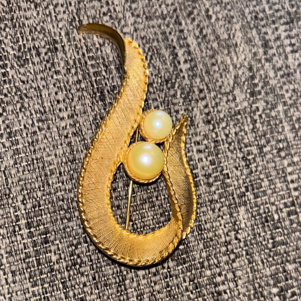 Vintage Sarah Coventry Gold Tone Faux Pearl Swirl Brooch Pin